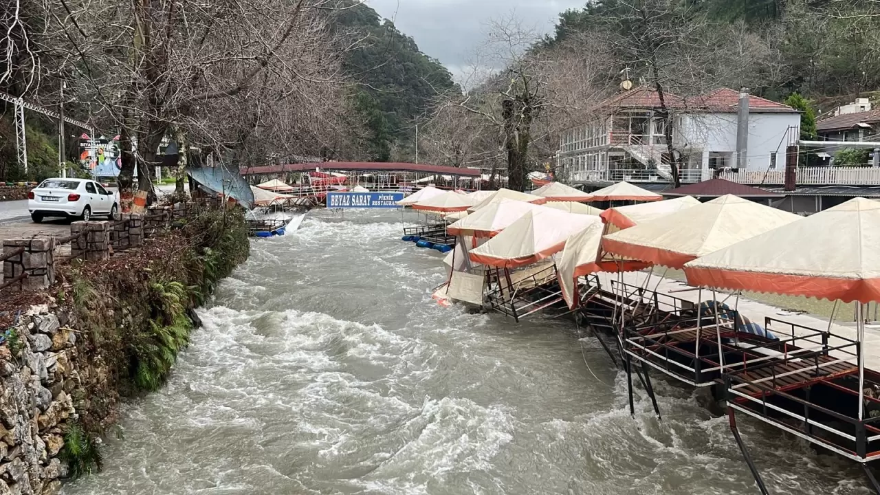 Alanya’da taşkın alarmı: Baraj kapakları açıldı, dere kenarı harabeye döndü 4