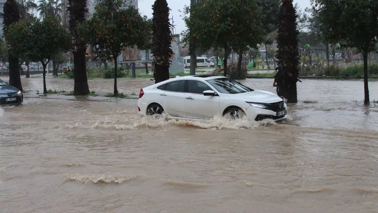 Adana’da şok eden sel görüntüleri 2
