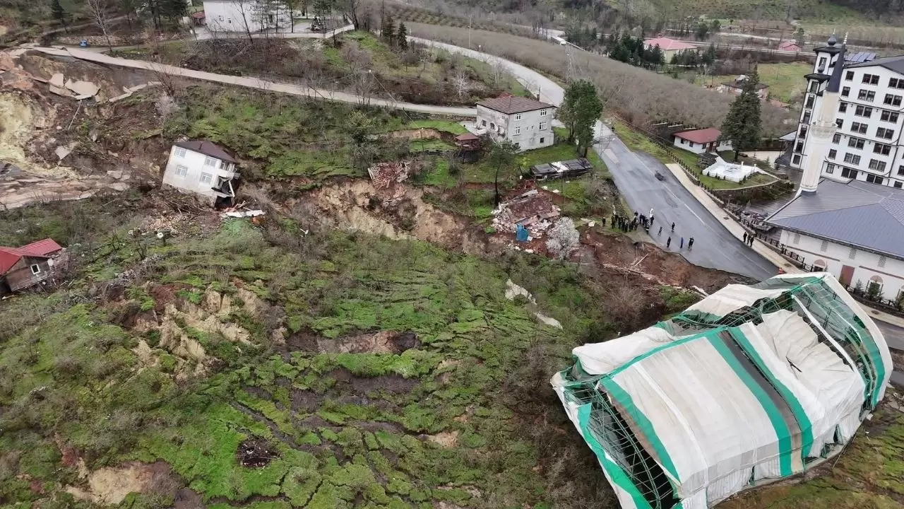 Heyelan evleri ve halı sahayı yuttu! 2