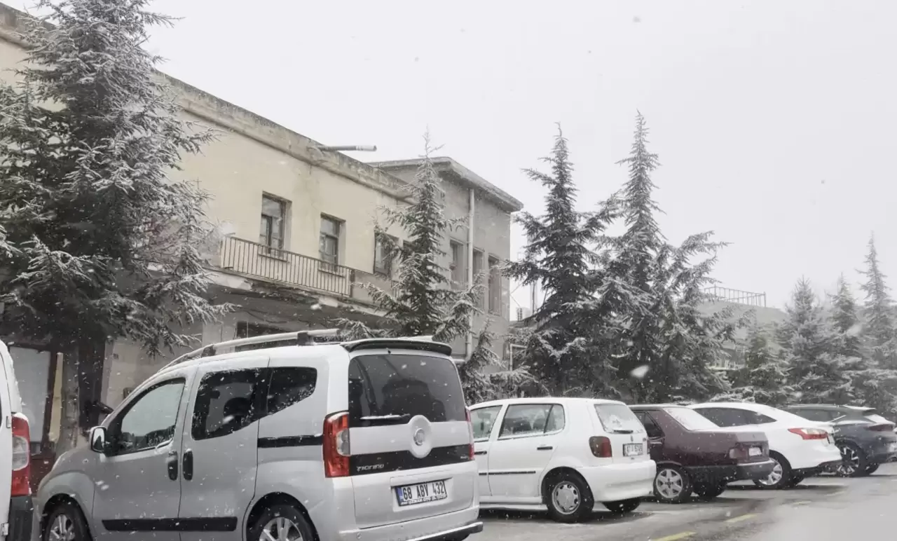 Aksaray'ın yüksek kesimlerinde kar başladı 3