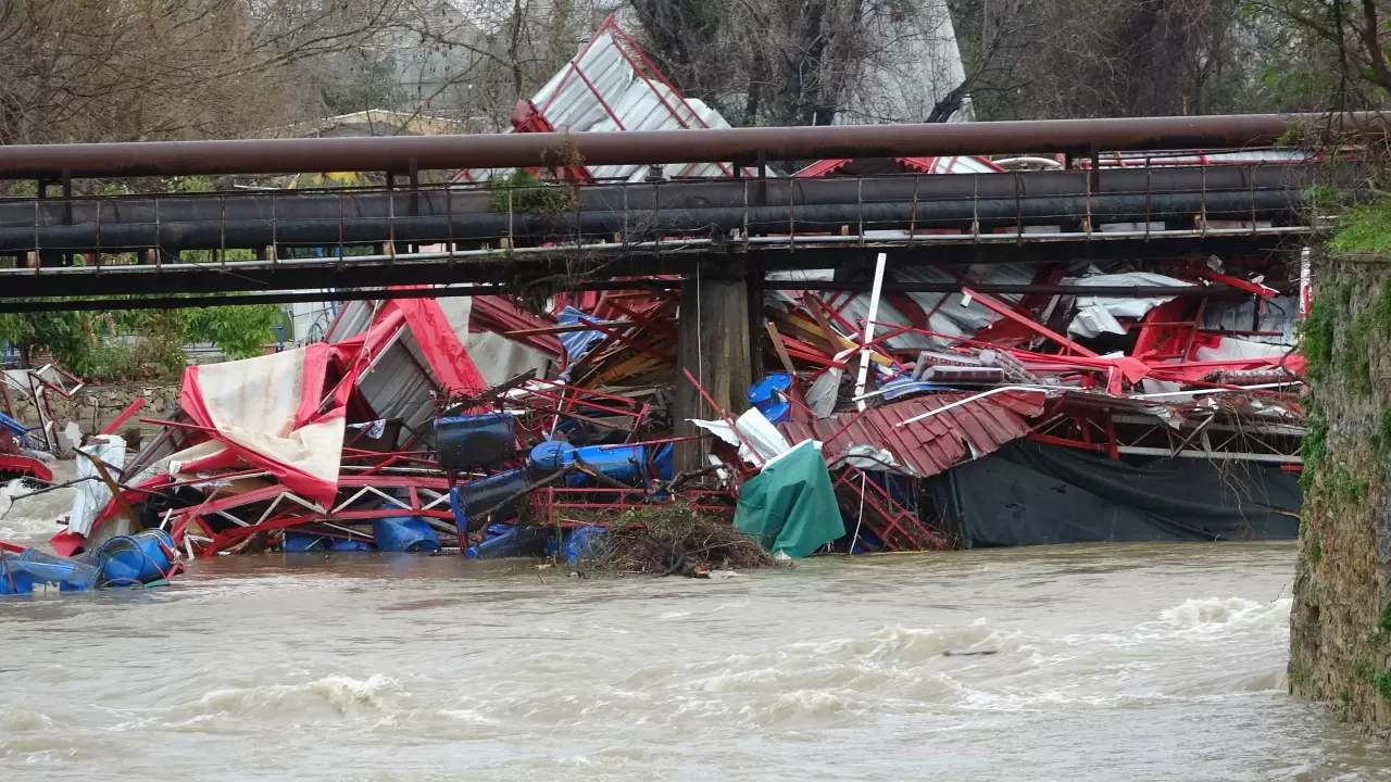 Alanya’da taşkın alarmı: Baraj kapakları açıldı, dere kenarı harabeye döndü 3