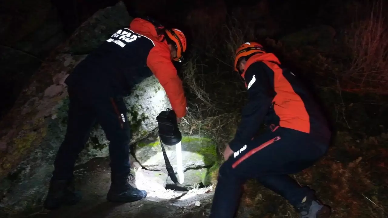 Sarnıçta mahsur kalan 3 kişi 4 saatte kurtarıldı! 8