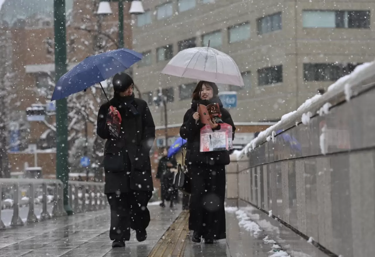 Tokyo’ya yılın ilk karı düştü! Beyaz manzara kartpostallık görüntüler oluşturdu 3