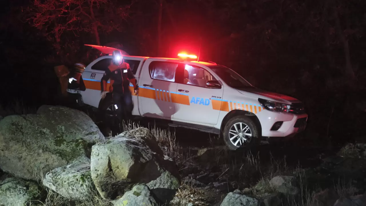 Sarnıçta mahsur kalan 3 kişi 4 saatte kurtarıldı! 6