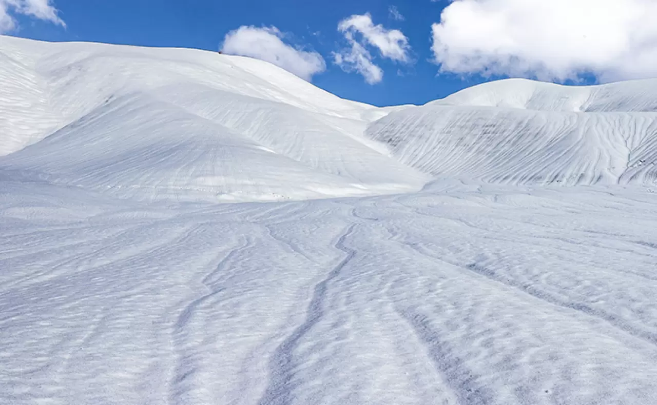 Hakkari'de dağların zirvesinde şaşırtan manzara! Karın üzerinde oluşan şekiller görenleri hayrete düşürdü 1