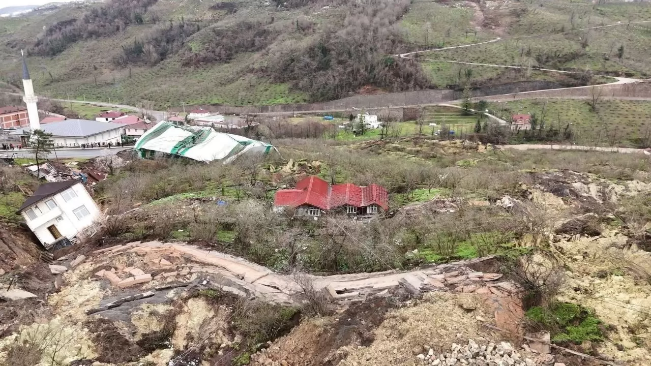 Heyelan evleri ve halı sahayı yuttu! 1