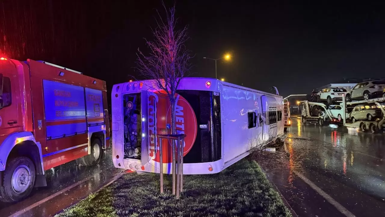 11 yolcusu olan otobüs refüje çakıldı 2