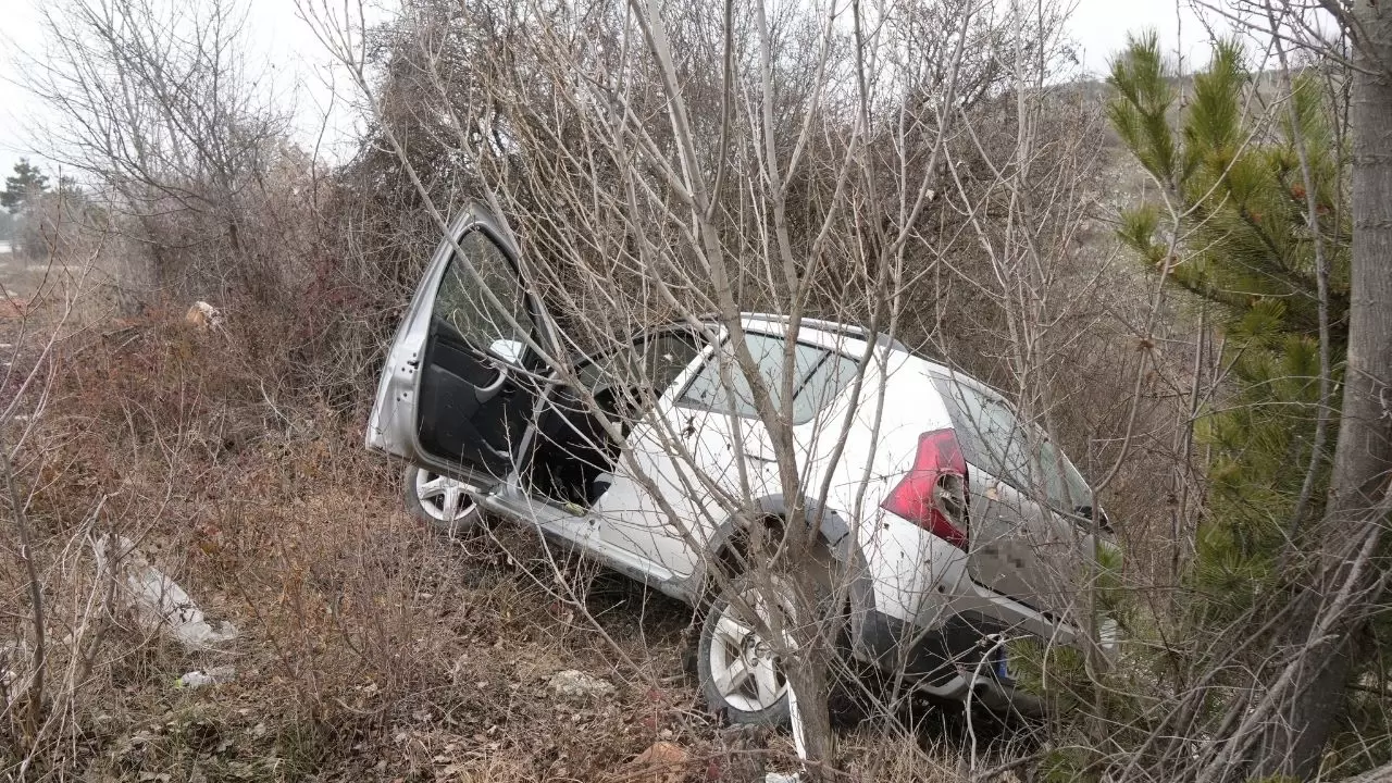 Şarampole devrilen araçta can pazarı: 3 kişi yaralandı 2