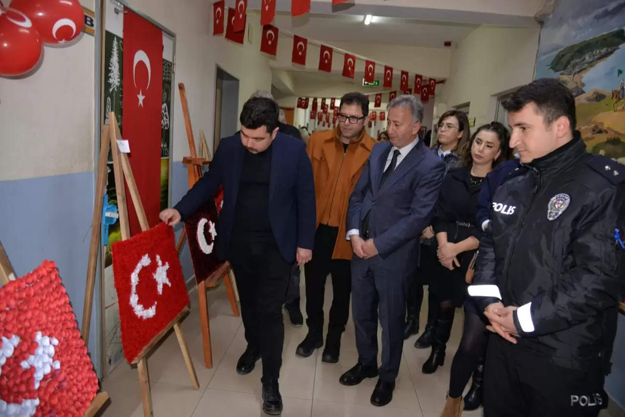 Türkeli'de 'Bayrak Sevgisi' temalı resim sergisi açıldı 5