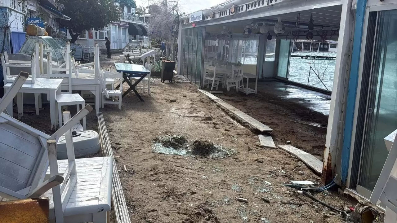 6 metrelik dalgalar camları tuzla buz etti 6