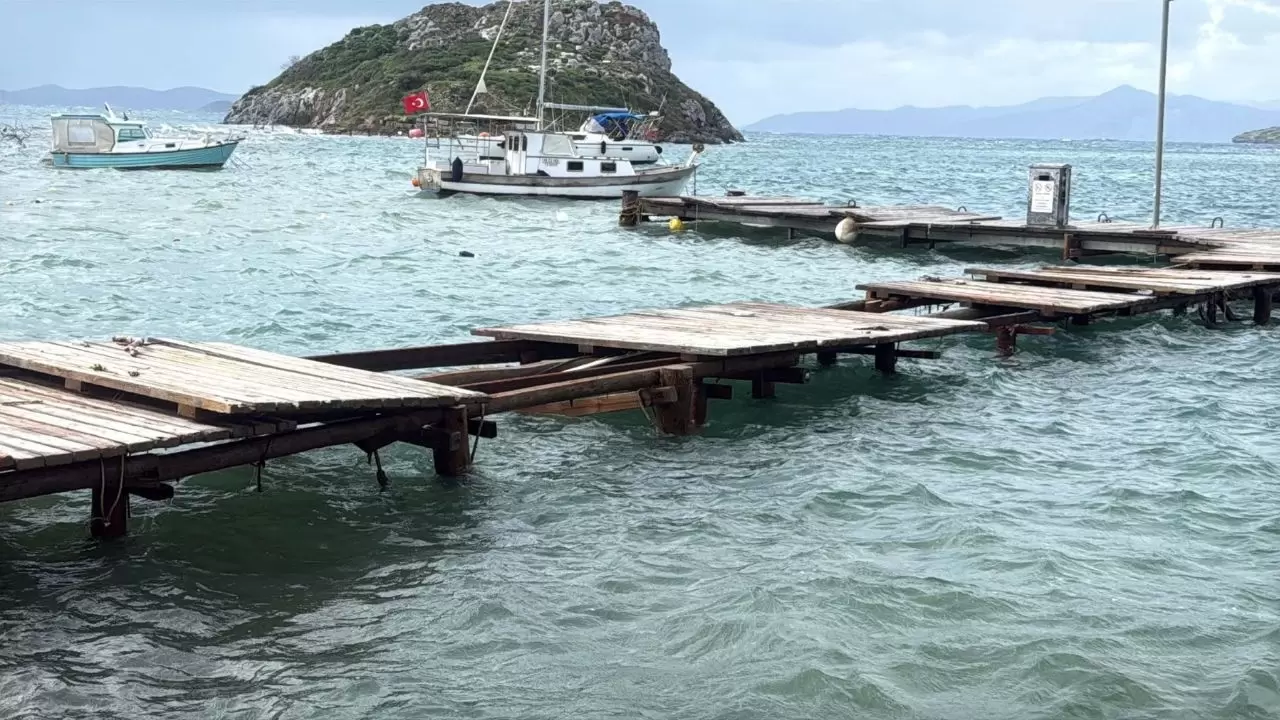 6 metrelik dalgalar camları tuzla buz etti 1