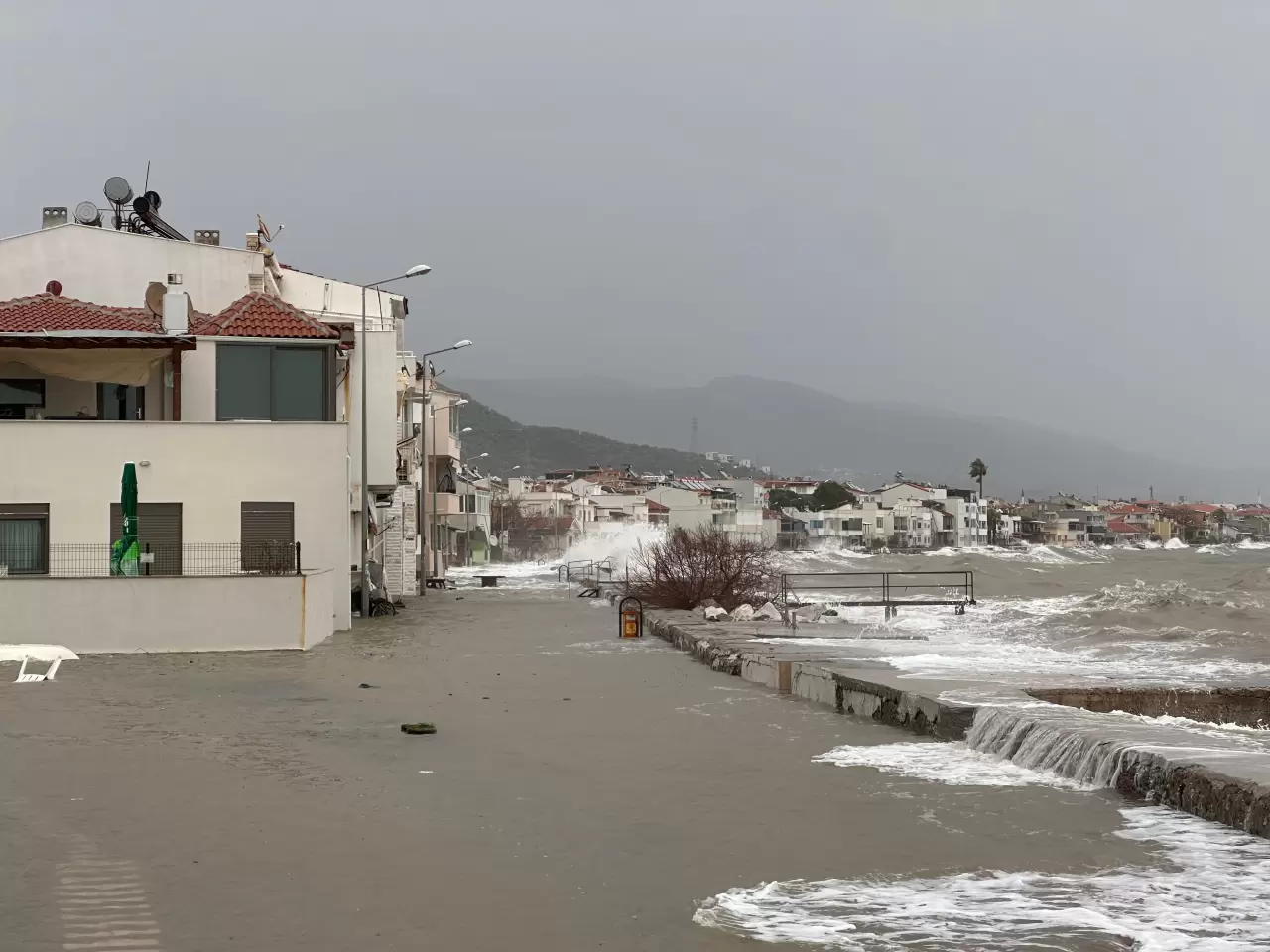 Çanakkale'de fırtına Ayvacık'ı da vurdu: Deniz ve kara adeta birleşti 2