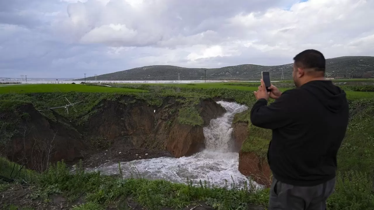 Tarlalar sular altında kaldı, çiftçi bayram etti! 10