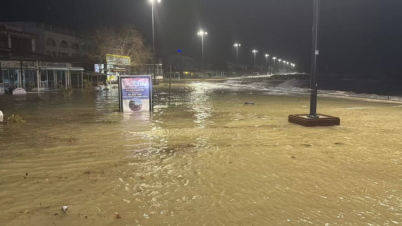 Dev dalgalar Altınoluk'u vurdu: Lodos hayatı felç etti 3