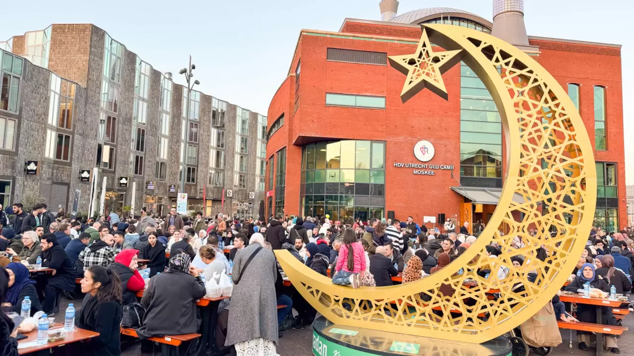 Almanya'da Ramazan ayı boyunca Köln ve Frankfurt aydınlanacak 4