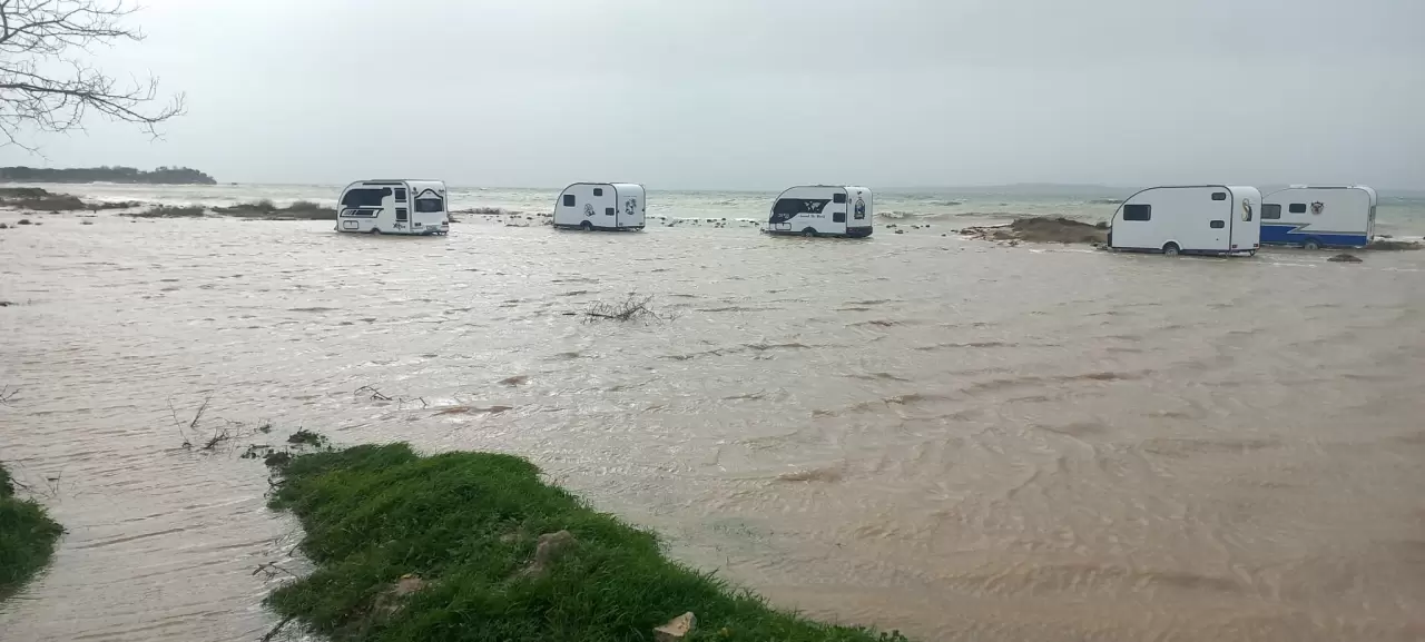 Çanakkale'de fırtına alarmı! Ezine'de karavanlar su altında kaldı 2