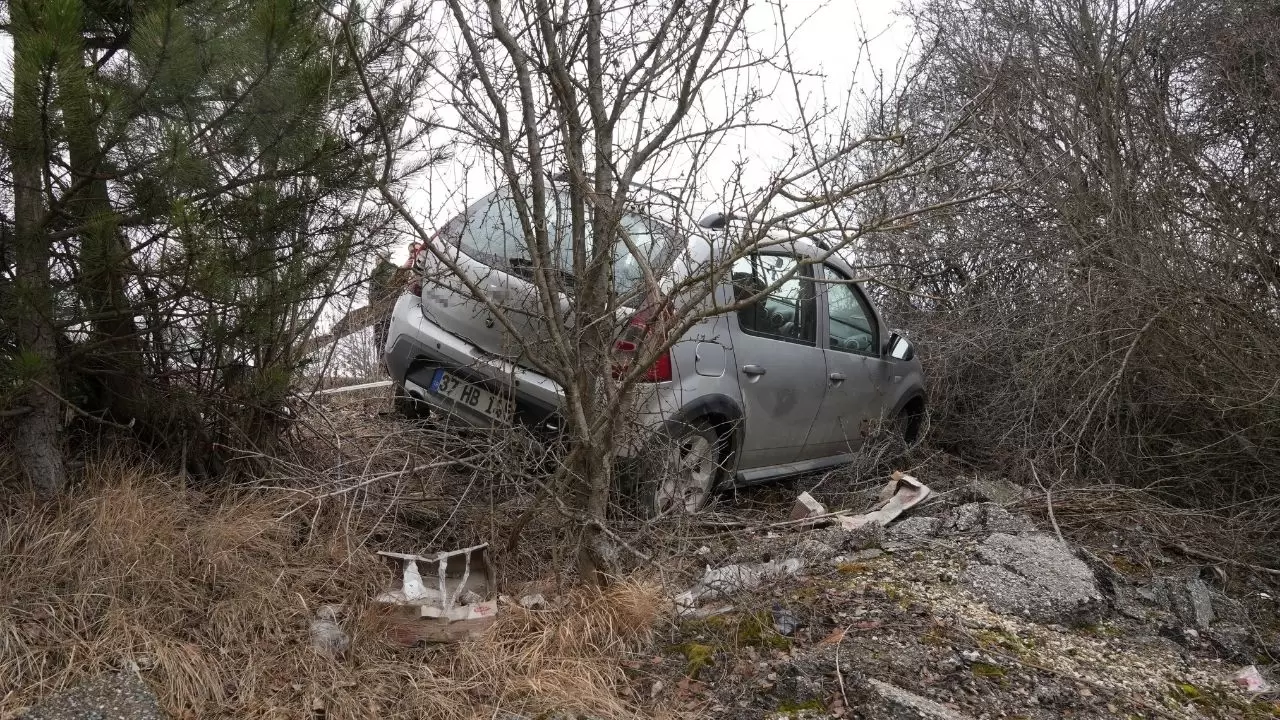 Şarampole devrilen araçta can pazarı: 3 kişi yaralandı 3
