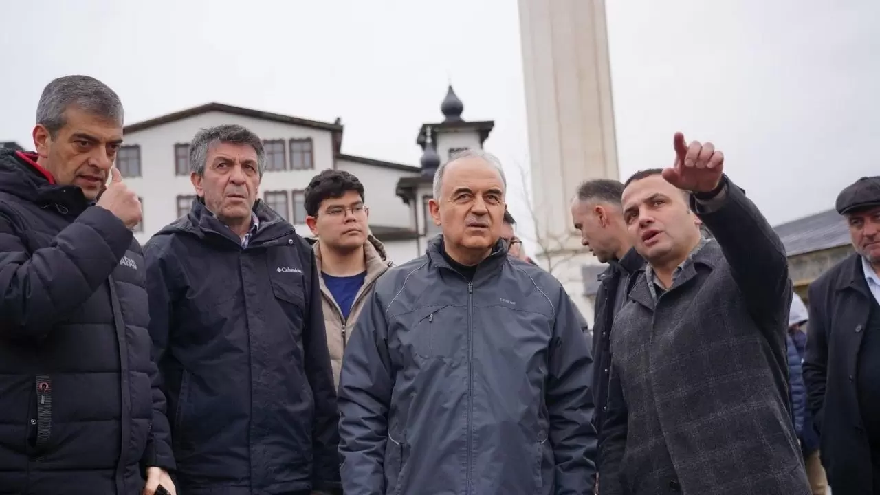Heyelan evleri ve halı sahayı yuttu! 3