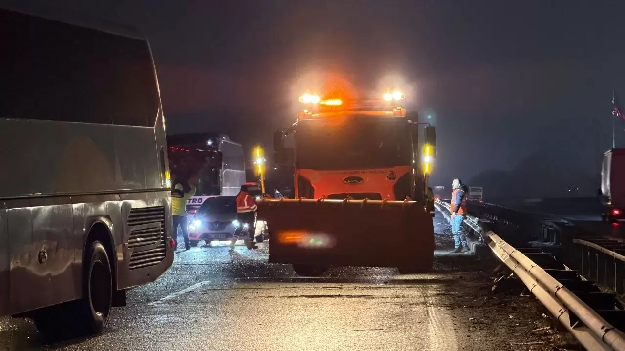 Yakılan lastikler otoyolu savaş alanına çevirdi 6