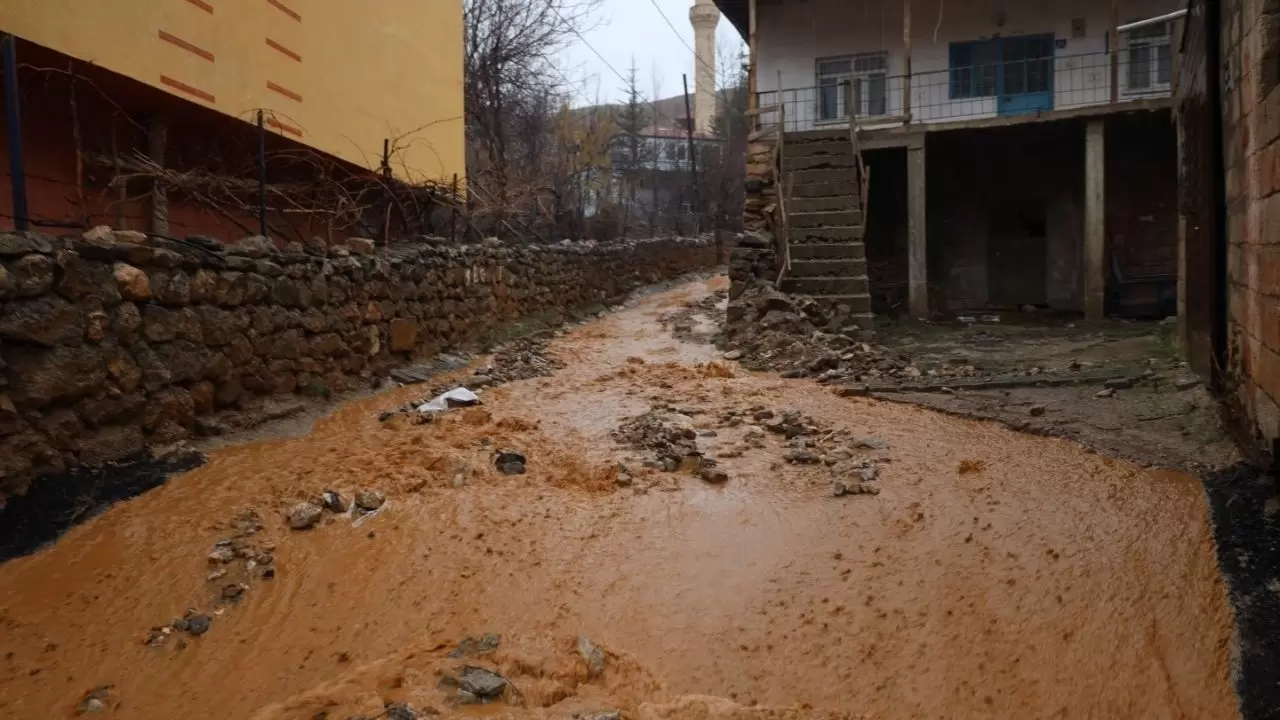 Kayseri’nin Yahyalı ilçesinde sabah sağanağı sele neden oldu: Yollar çöktü, evleri su bastı 4