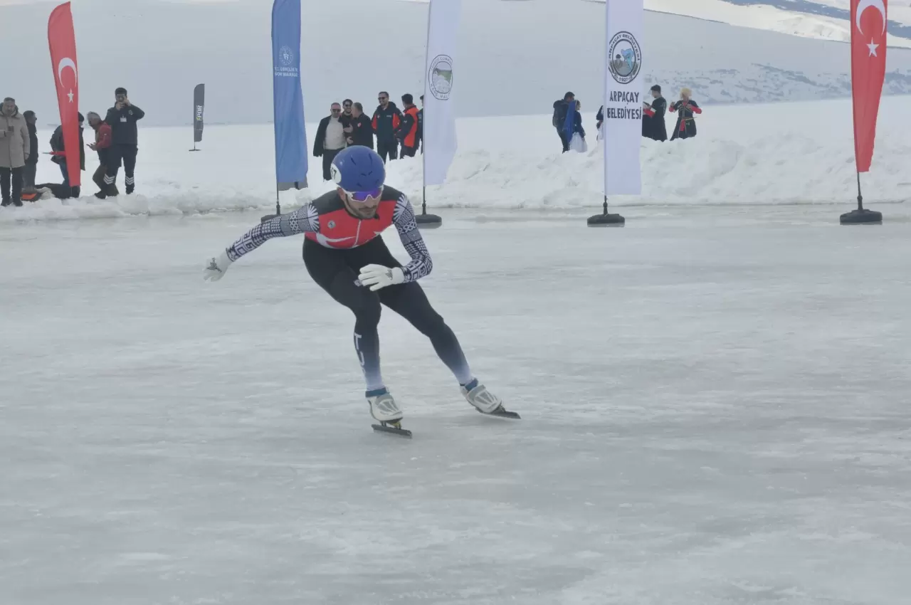 Çıldır Gölü buz tuttu! Büyüleyici anlar ortaya çıktı 5