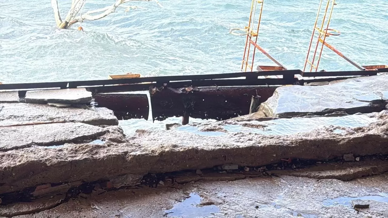 6 metrelik dalgalar camları tuzla buz etti 8