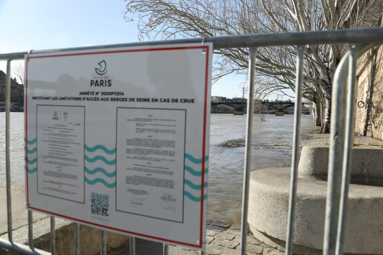 Paris'te Seine Nehri'nde alarm! Yürüyüş yolları kapatıldı 5