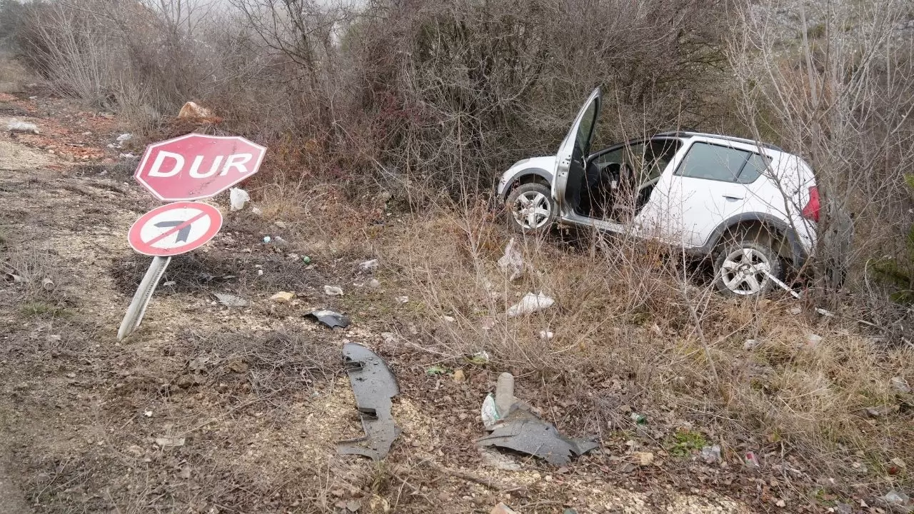 Şarampole devrilen araçta can pazarı: 3 kişi yaralandı 1