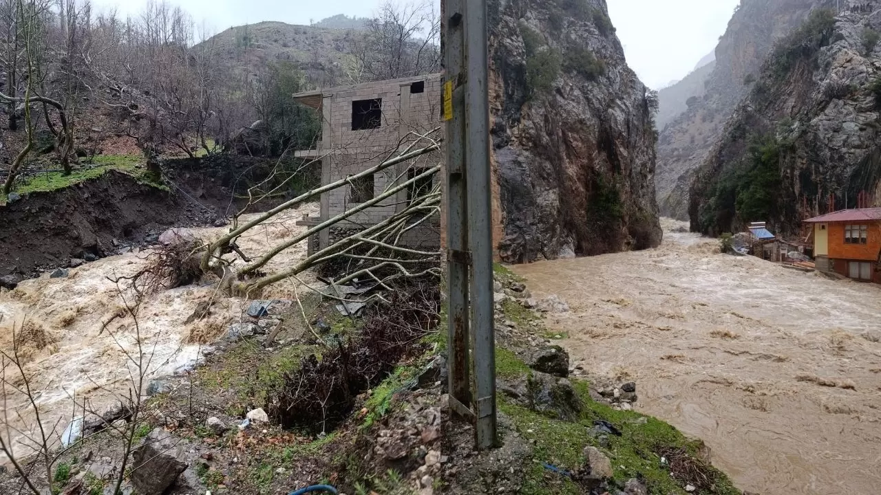 Kayseri’nin Yahyalı ilçesinde sabah sağanağı sele neden oldu: Yollar çöktü, evleri su bastı 3
