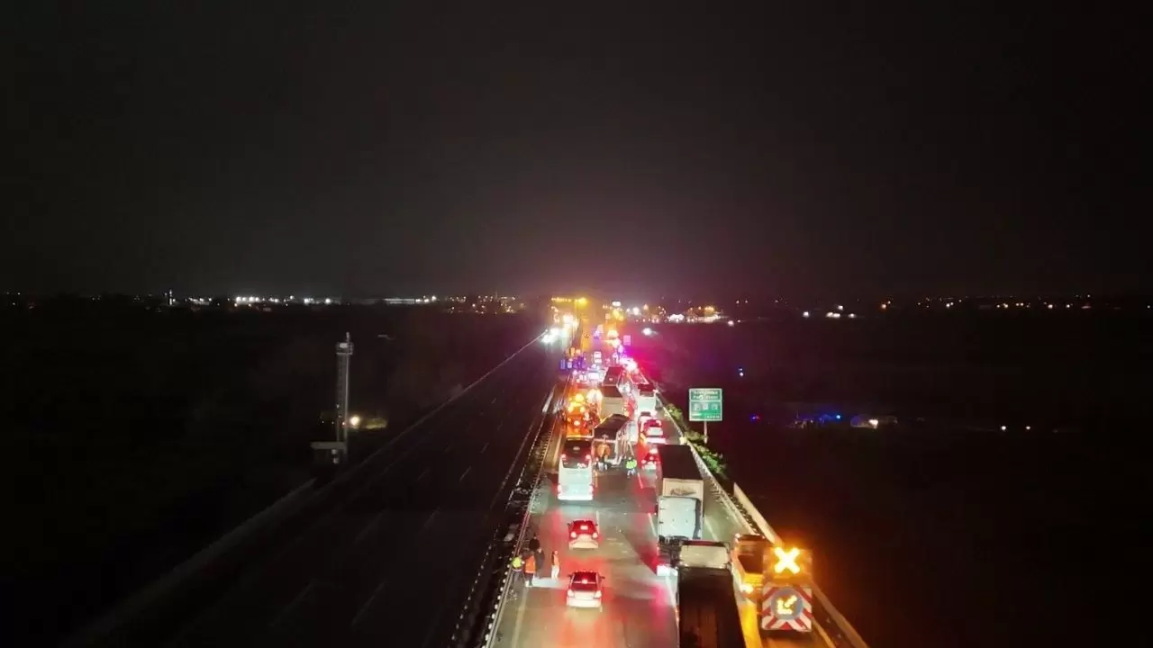 Yakılan lastikler otoyolu savaş alanına çevirdi 1