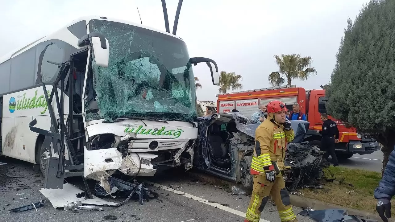 Otomobil, traktör ve otobüs birbirine girdi! 1