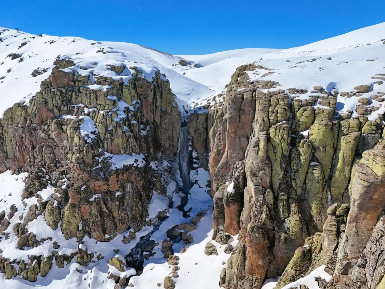 Kışın donuyor, yazın kuruyor! Bingöl’de bu şelale sadece kısa süreliğine ortaya çıkıyor 2