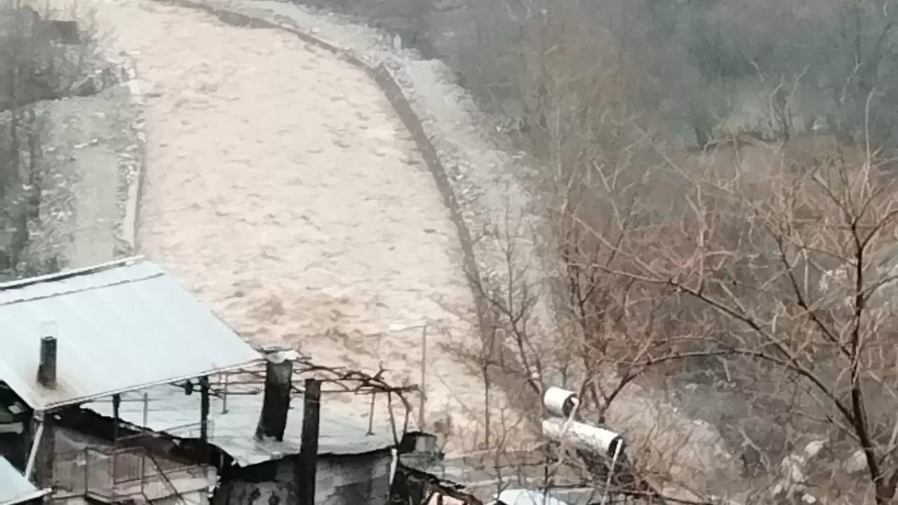 Kayseri’nin Yahyalı ilçesinde sabah sağanağı sele neden oldu: Yollar çöktü, evleri su bastı 8