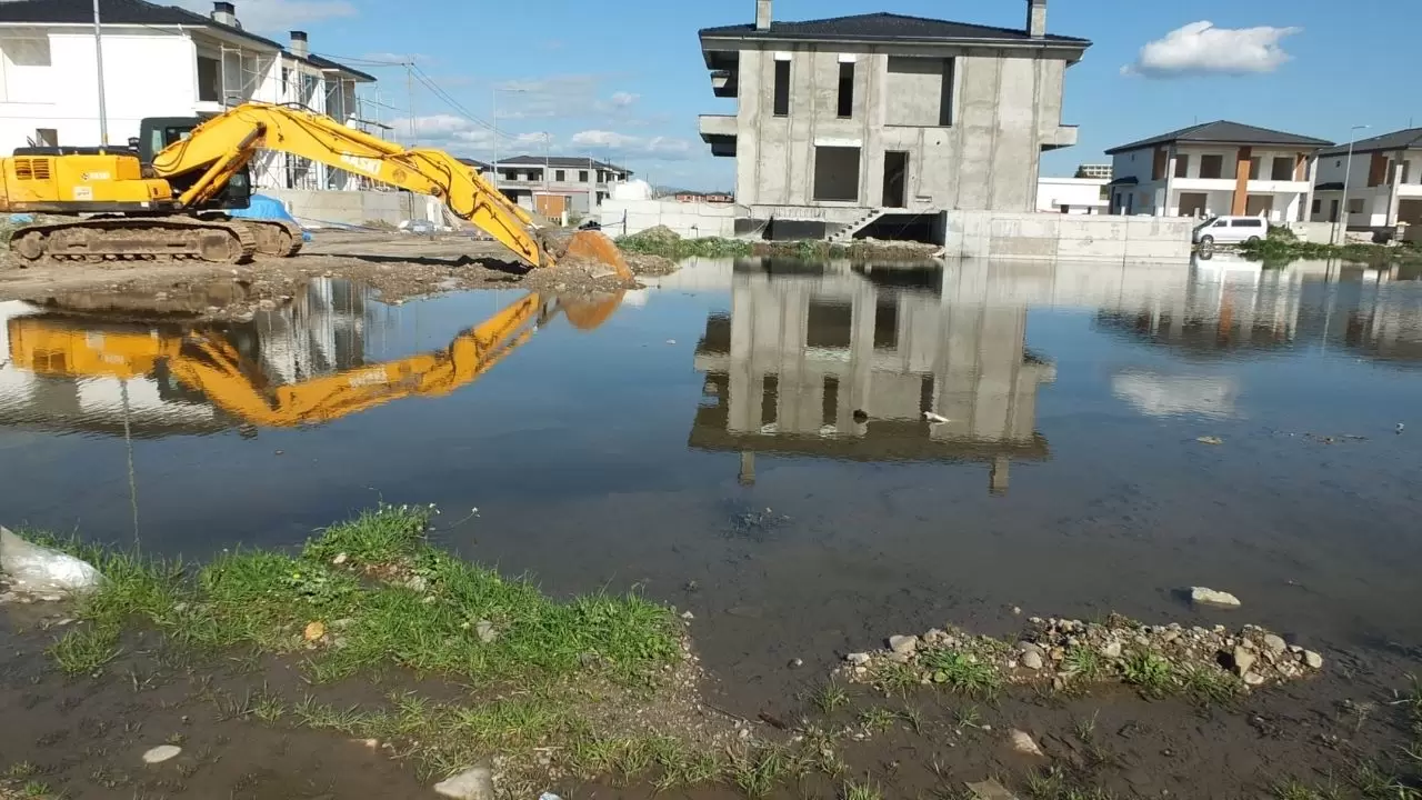 Yol çöktü, kanalizasyon taştı, vatandaş isyan etti 4
