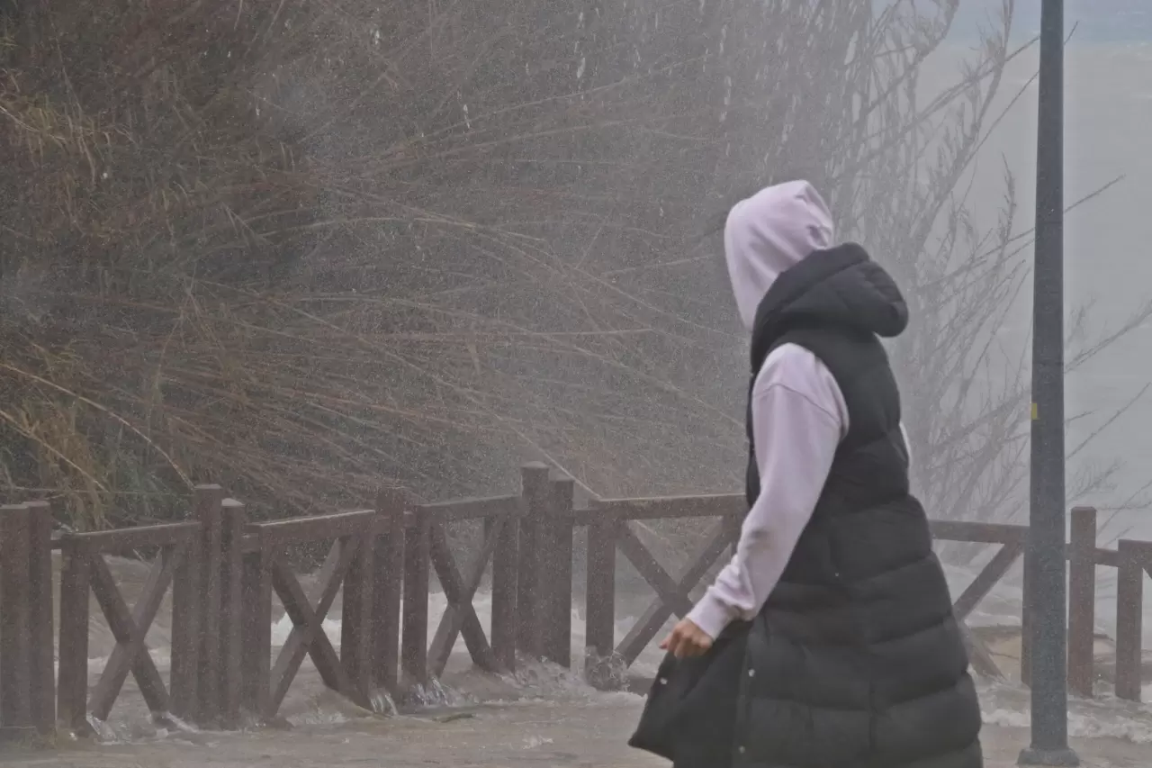 Düden şelalesi tersine çağladı, deniz kahverengiye döndü 3