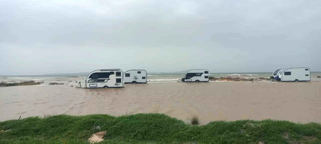 Çanakkale'de fırtına alarmı! Ezine'de karavanlar su altında kaldı 3