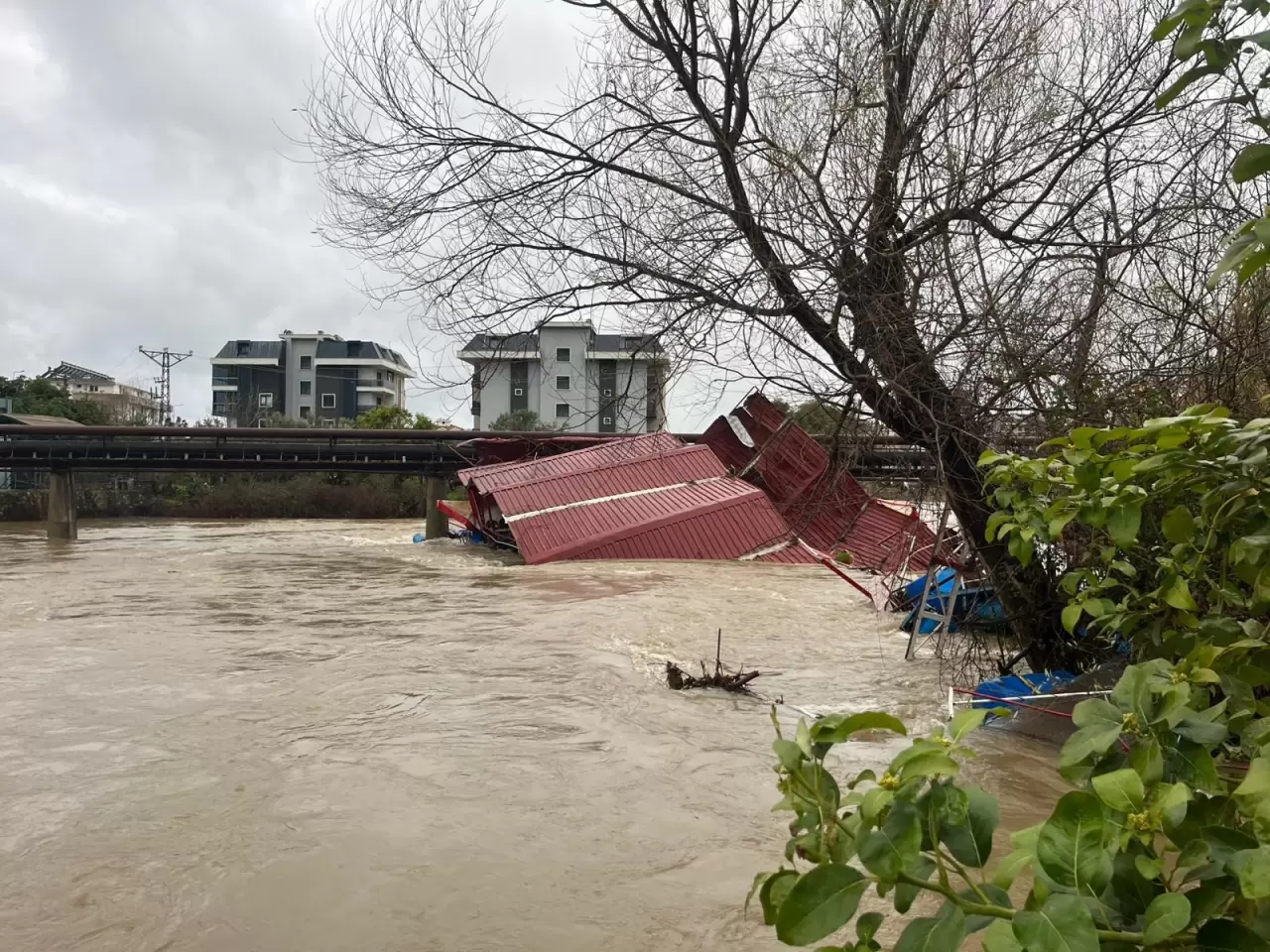 Alanya’da taşkın alarmı: Baraj kapakları açıldı, dere kenarı harabeye döndü 1