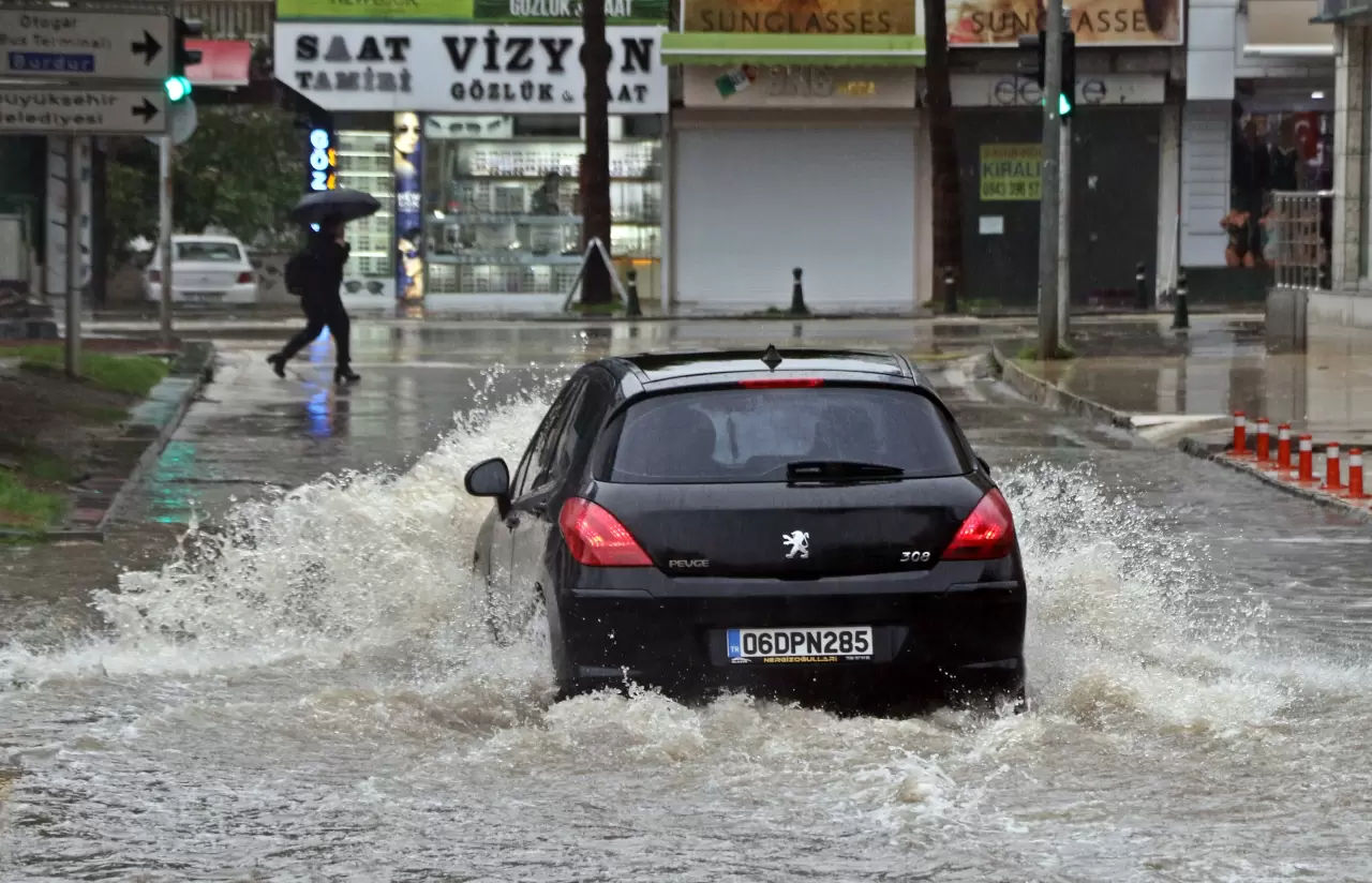 Antalya Valiliği’nden şiddetli sağanak ve fırtına kararı 9