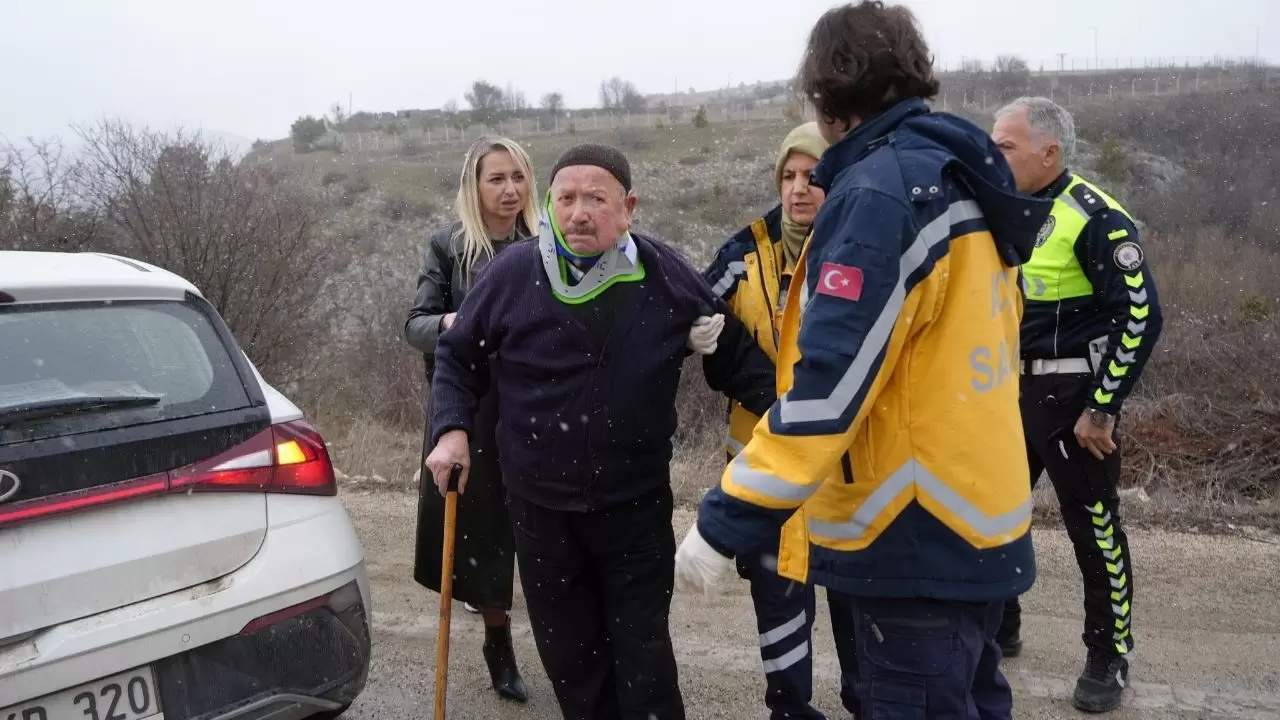 Şarampole devrilen araçta can pazarı: 3 kişi yaralandı 5