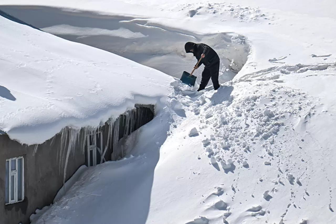 Metrelerce karın arasında yaşam mücadelesi! İlçeye ulaşmak için kar tünellerinden geçiyorlar 2