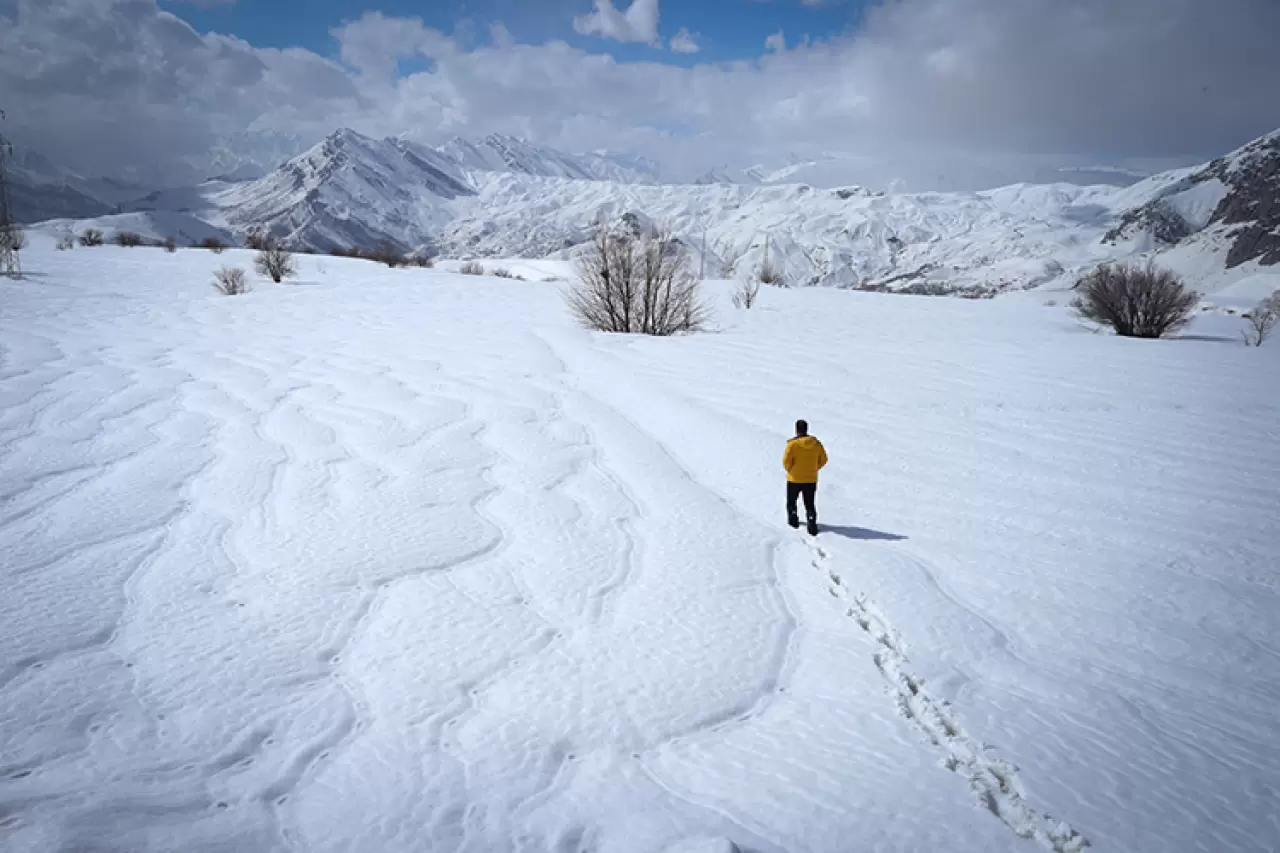 Hakkari'de dağların zirvesinde şaşırtan manzara! Karın üzerinde oluşan şekiller görenleri hayrete düşürdü 3
