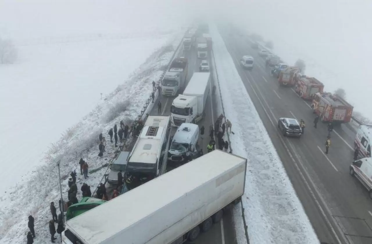 Erzurum'da katliam gibi kaza! Onlarca araç birbirine girdi: Ölü ve yaralarılar var 1