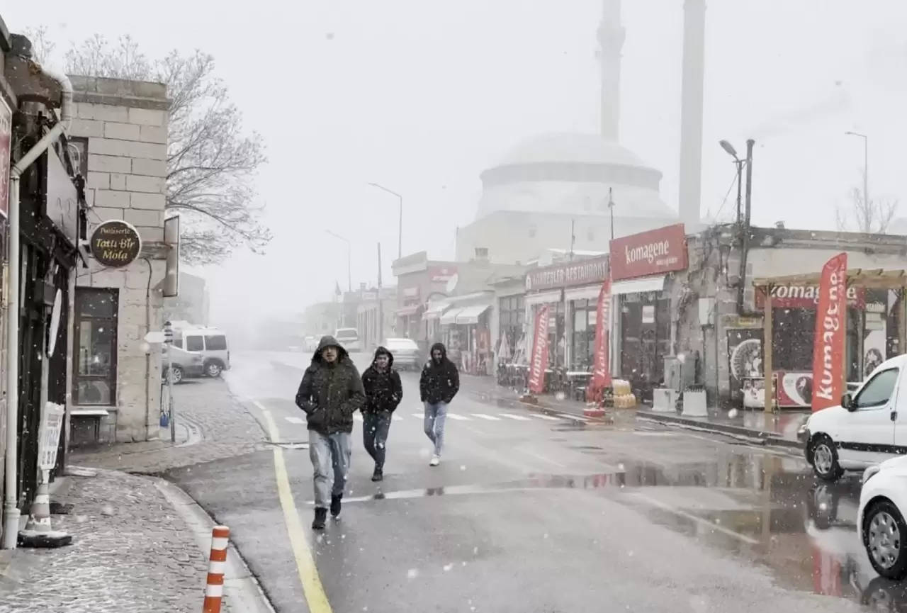 Aksaray'ın yüksek kesimlerinde kar başladı 1