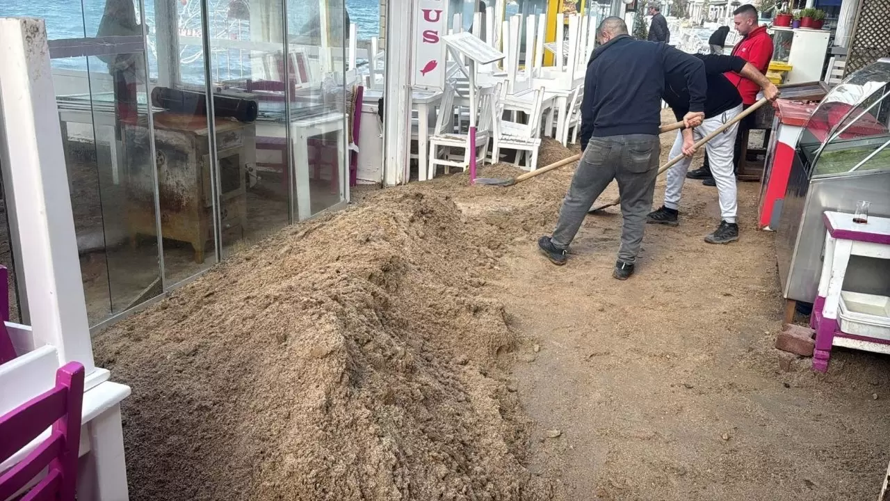 6 metrelik dalgalar camları tuzla buz etti 7