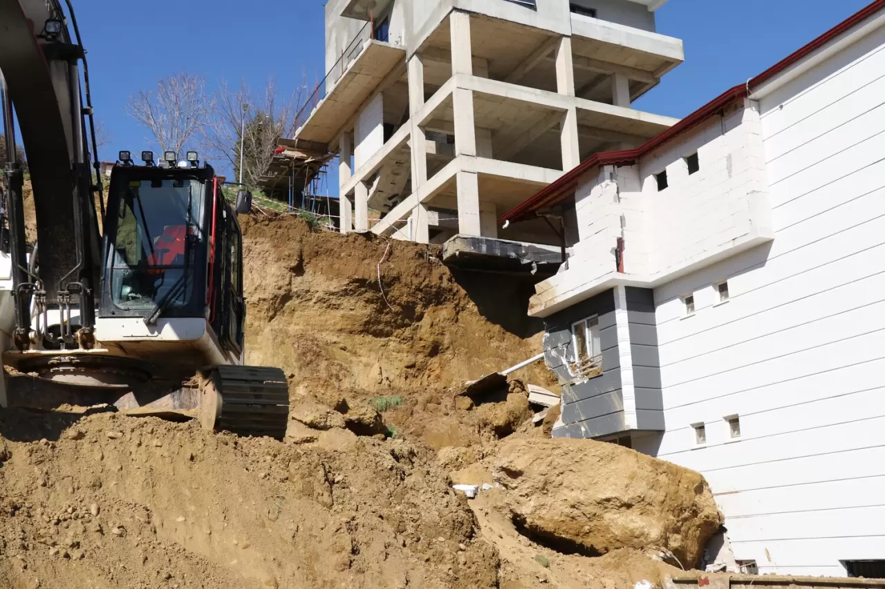 Denizli'de inşaat kazısında kaya kopması: İki bina tehlikeye girdi! 6