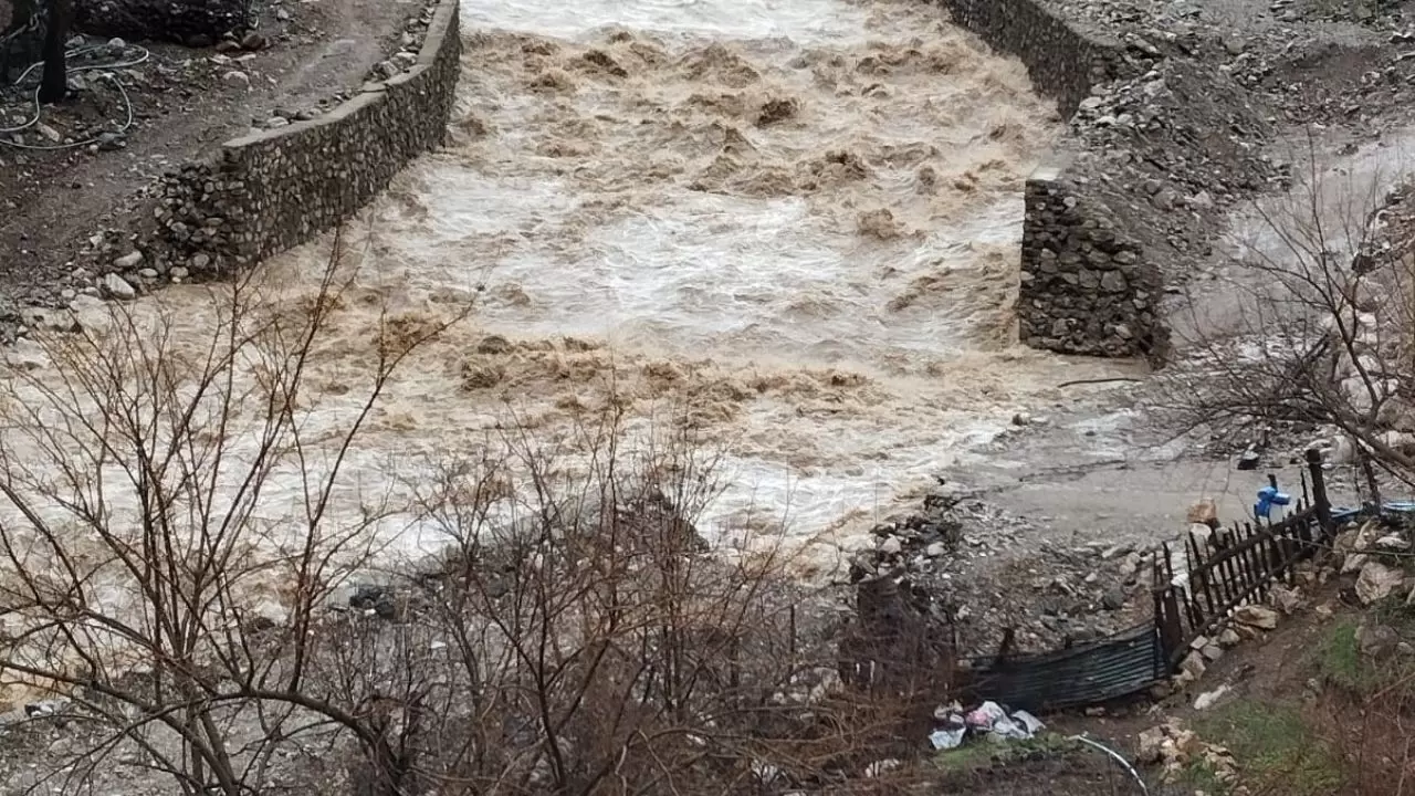 Kayseri’nin Yahyalı ilçesinde sabah sağanağı sele neden oldu: Yollar çöktü, evleri su bastı 1
