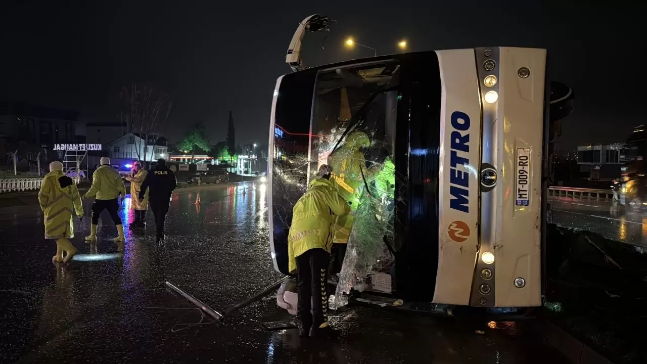 11 yolcusu olan otobüs refüje çakıldı 3