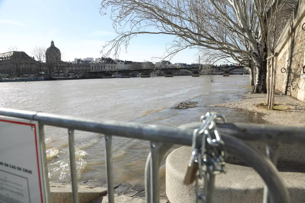 Paris'te Seine Nehri'nde alarm! Yürüyüş yolları kapatıldı 3