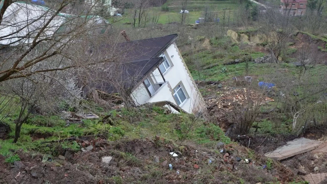 Heyelan evleri ve halı sahayı yuttu! 11