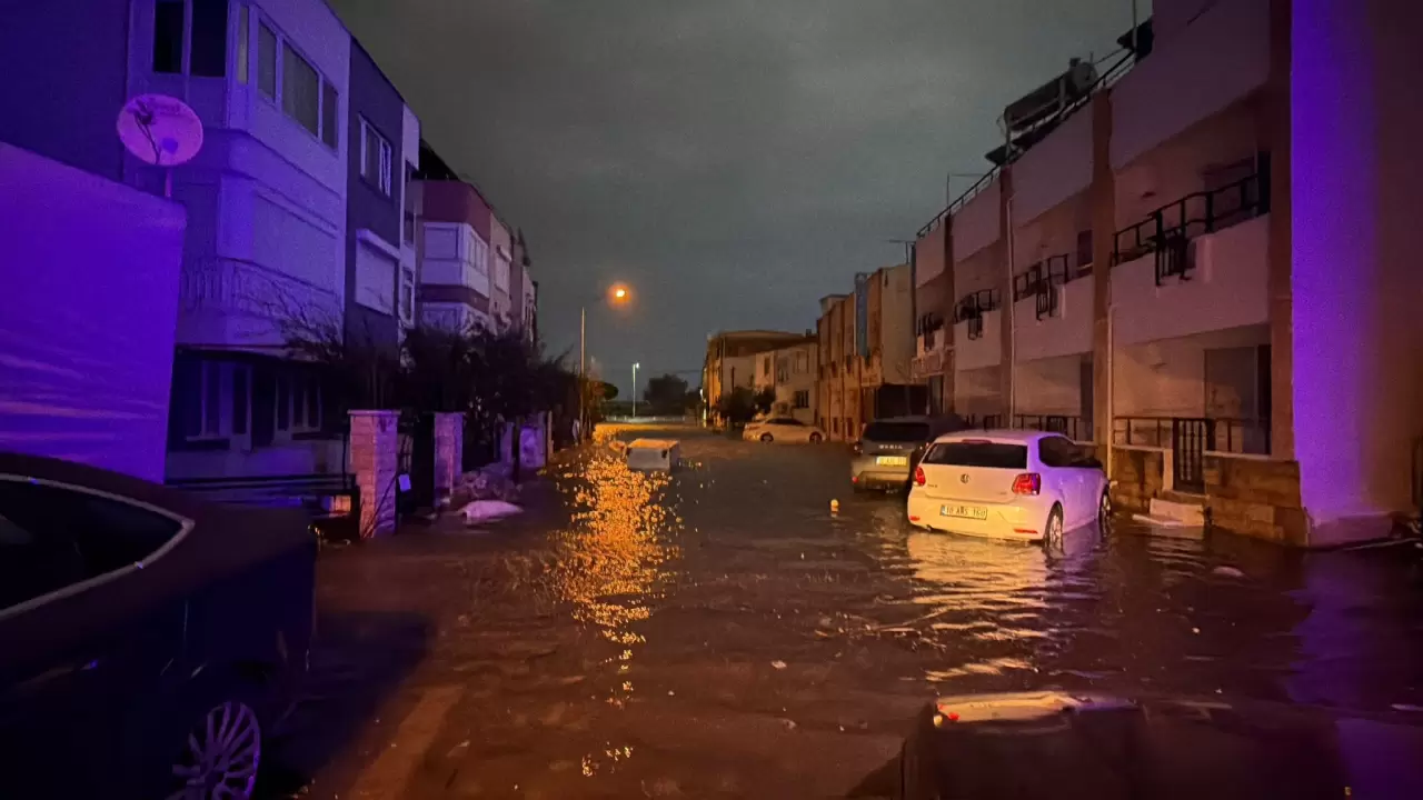 Dev dalgalar Altınoluk'u vurdu: Lodos hayatı felç etti 4